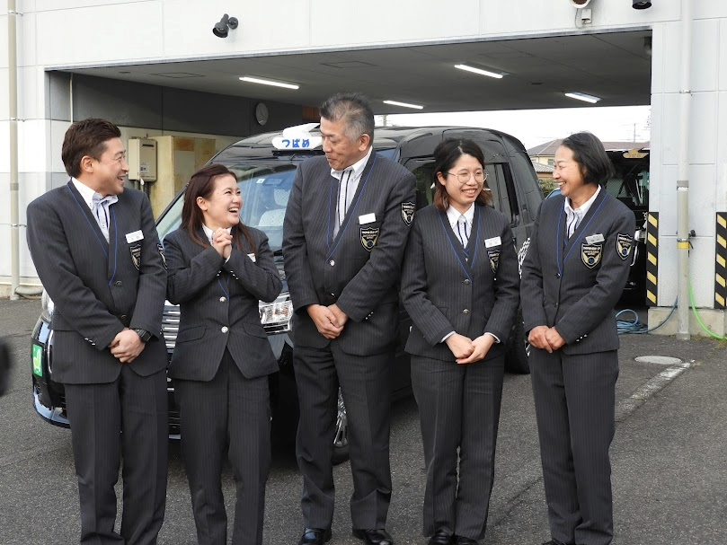 職場で会話をする日本人タクシードライバーとスタッフの様子