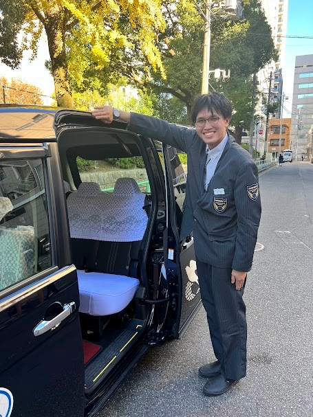 タクシー運転手という働き方に前向きな一歩を踏み出そうとする人物イメージ