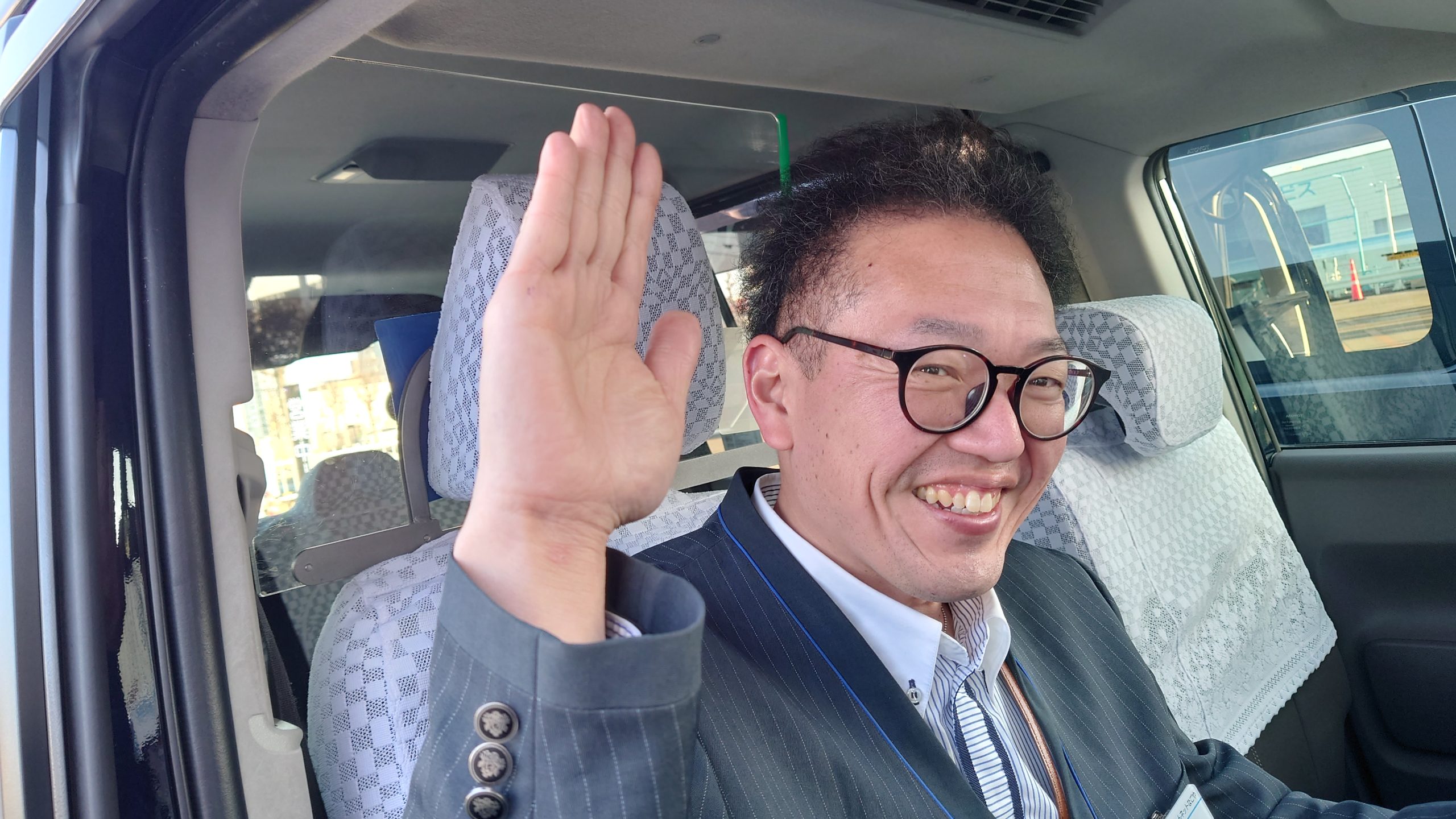 未経験からタクシードライバーに転職し、安心した表情を見せる40代男性ドライバー