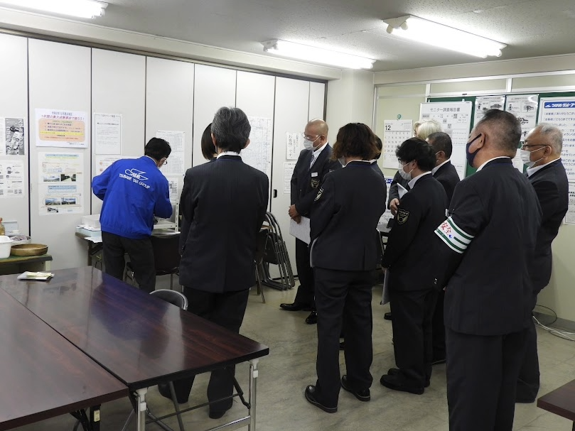 先輩ドライバーが新人に研修を行っている様子です。