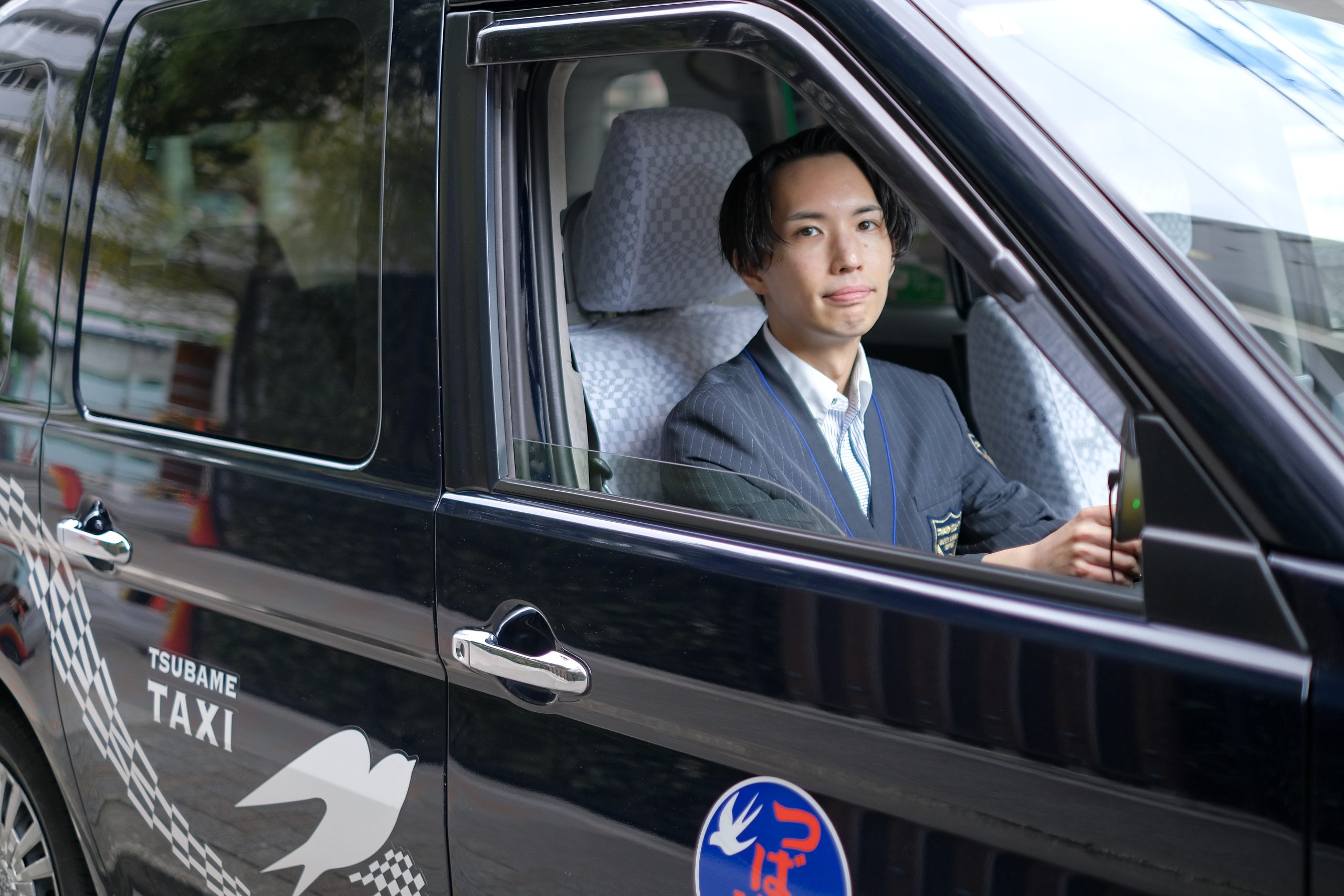 仕事前に不安を感じるタクシードライバーのイメージ